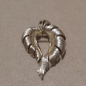 Vintage Lisner Mixed Tone Leaf Brooch. Womens